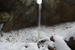 氷結がすすむ銚子の滝。ホール状の岩の中央から滝が落ち、その下の滝壺は氷の山ができている